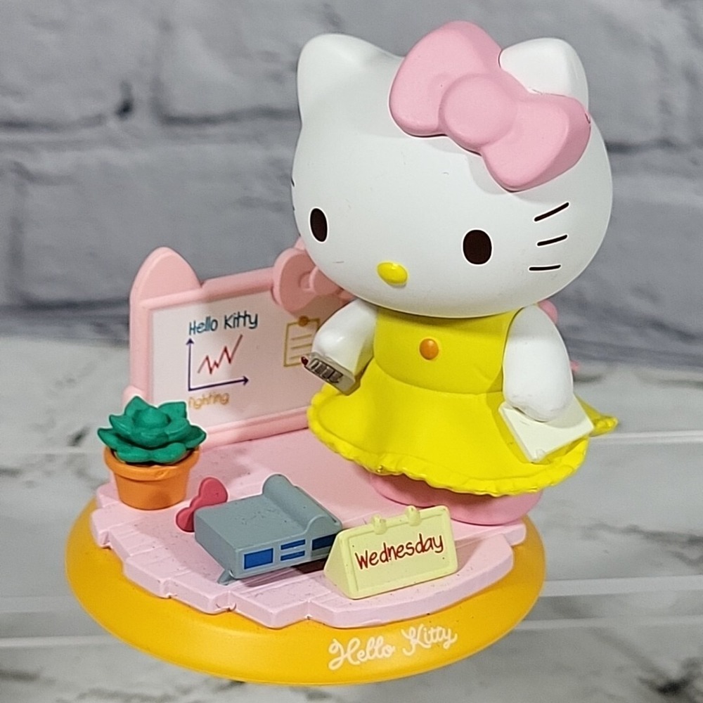 Goldlok Hello Kitty Lovely Week Vinyl Figure Wednesday Workday Business 2022